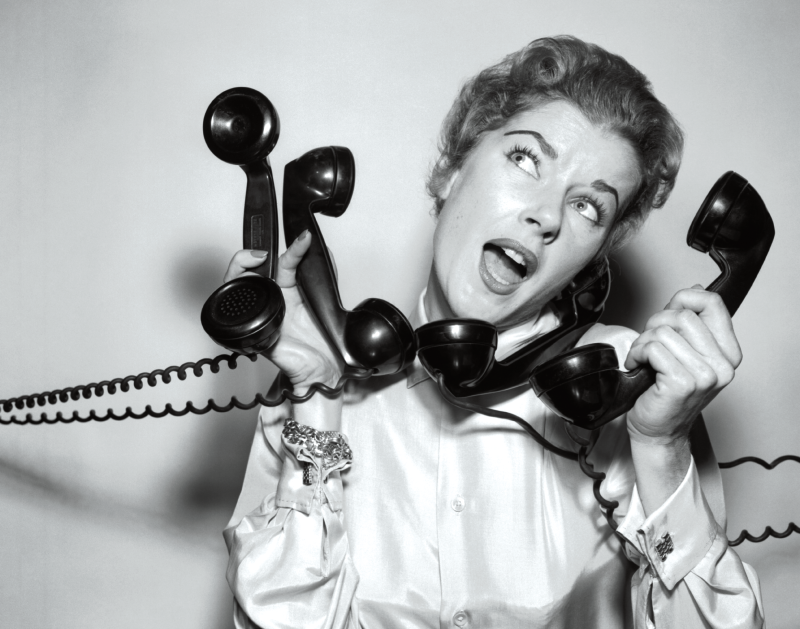 Call For People - Febrero 2022 Mujer con teléfonos (Call for People)